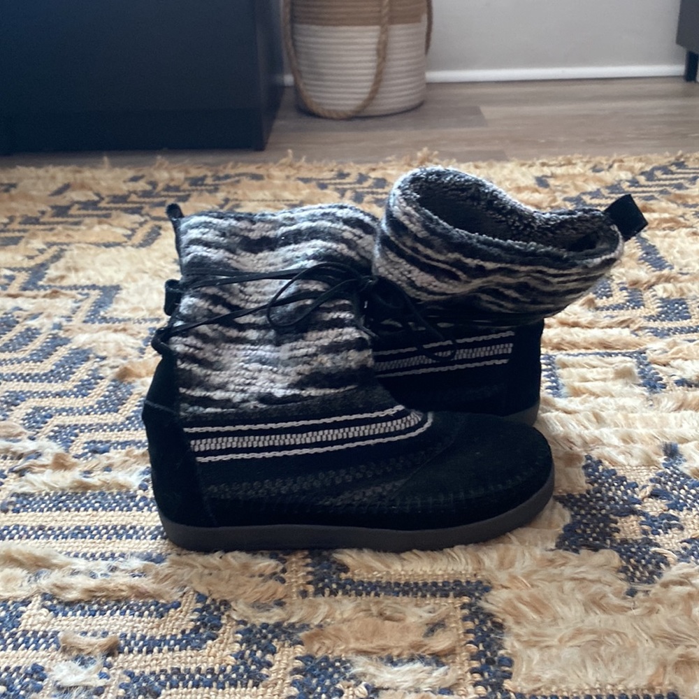 TOMS womens moccasin boots